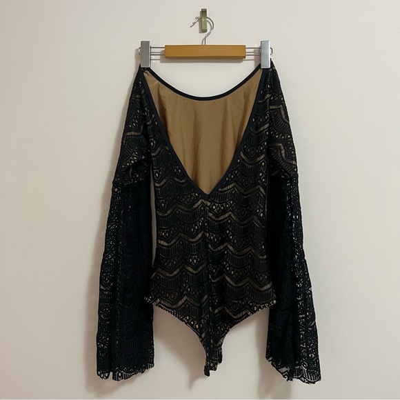 Lace bell sleeved bodysuit in black size US XS- M boutique- One teaspoon - Picture 7 of 11